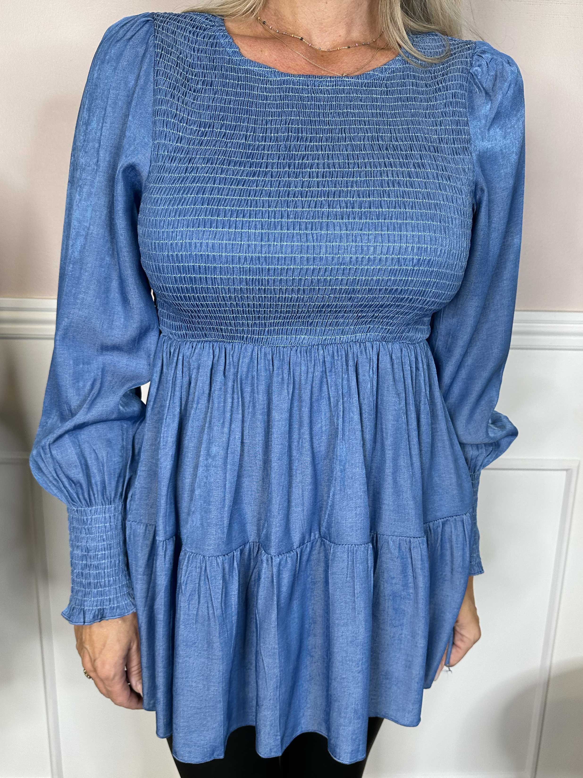 Kelly Denim Shirt - Elastisk bluse med smock henover brystet